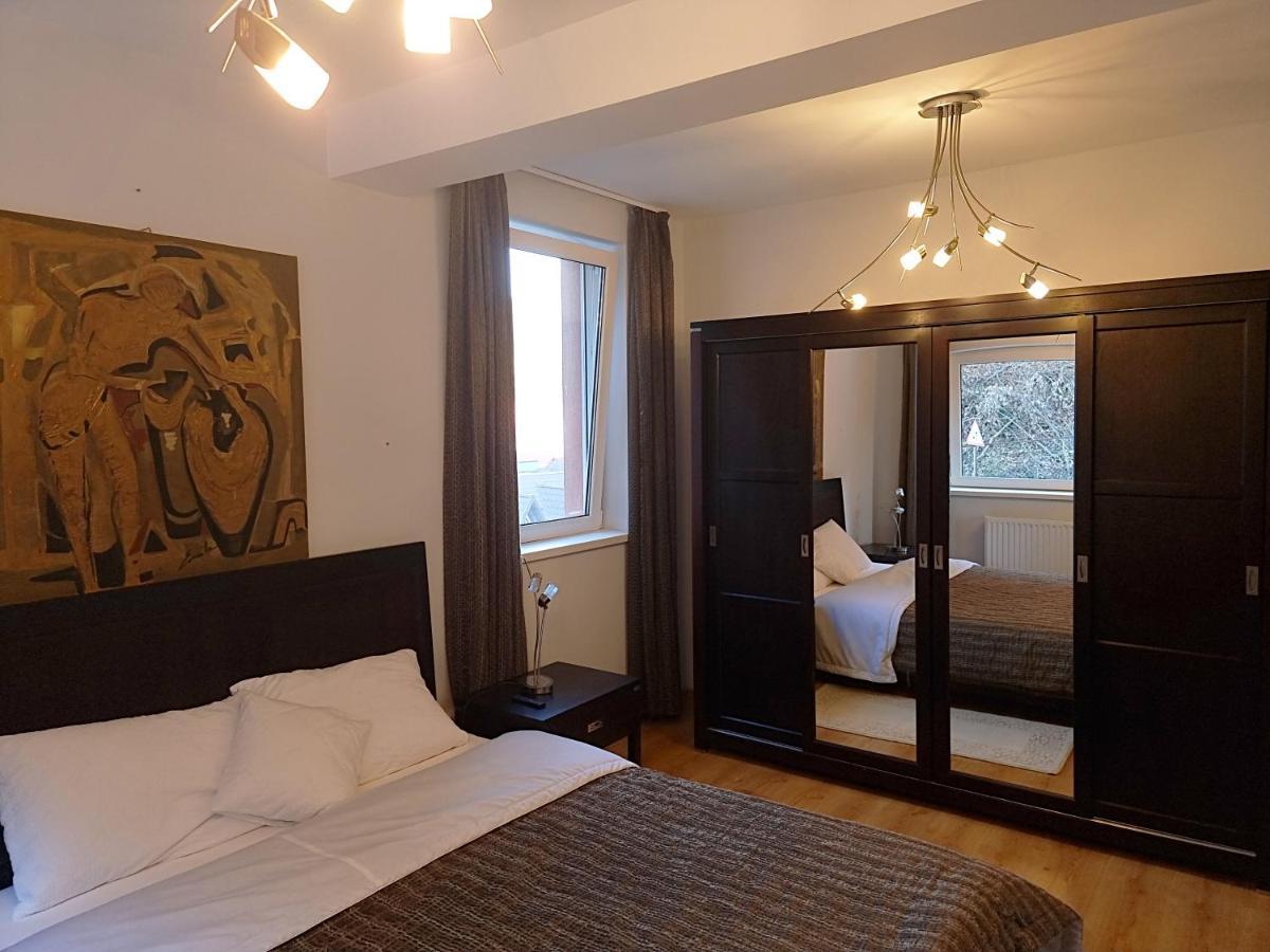 Marble Villa: Luxury Estate - Central But Intimate Sinaia Buitenkant foto