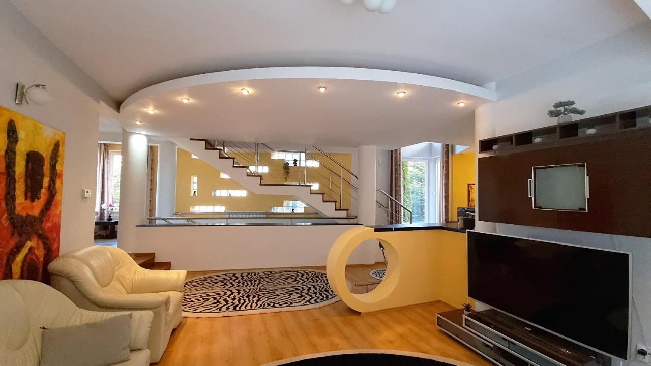 Marble Villa: Luxury Estate - Central But Intimate Sinaia Buitenkant foto